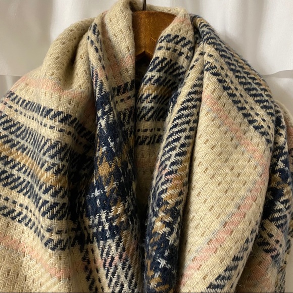 Modena Scarf - Picture 2 of 4